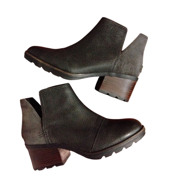 Sorel Black Ankle Booties with Textured Finish - Picture 1 of 11